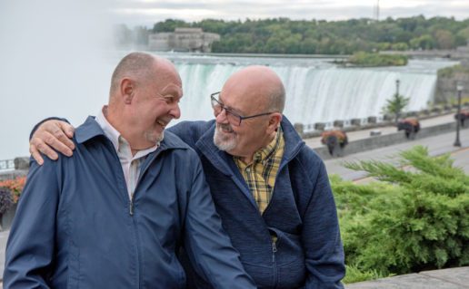 Pareja de ancianos sentados juntos frente a la cascada