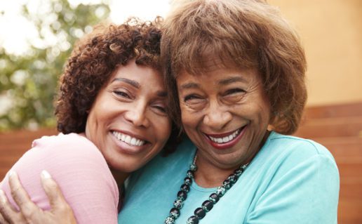 Dos mujeres negras abrazadas